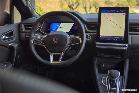Interno di un'auto Renault con schermo multimediale openR link