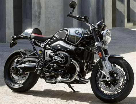 BMW R nineT in curva su una strada panoramica