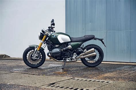 BMW R nineT parcheggiata con sfondo urbano