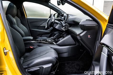 Interni moderni della Peugeot 208 con display digitale