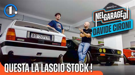 Ritratto di Davide Cironi con una Fiat 500 classica