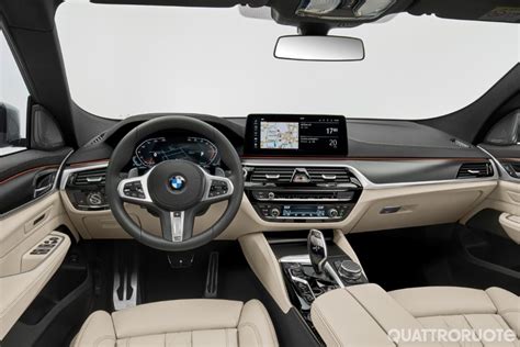 Interni lussuosi della BMW Serie 6 Gran Turismo con plancia orientata al guidatore