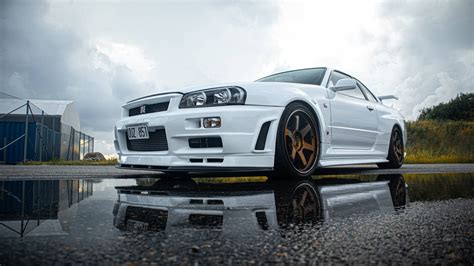 Nissan Skyline GTR in azione su una pista da corsa