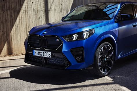 Dettaglio del frontale di una BMW X2 con il doppio rene