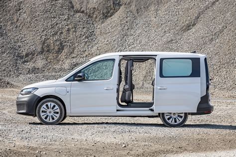 Volkswagen Caddy in ambiente urbano moderno