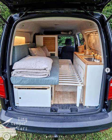 Interno di un Volkswagen Caddy allestito a mini-camper