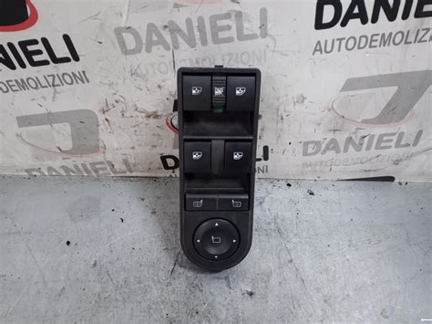 Dettaglio pulsantiera alzacristalli Opel Astra