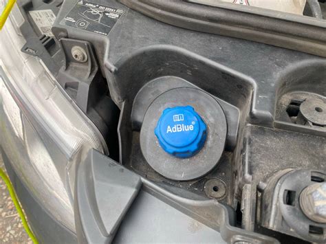 Fiat Fiorino parcheggiato con in evidenza il tappo blu del serbatoio AdBlue