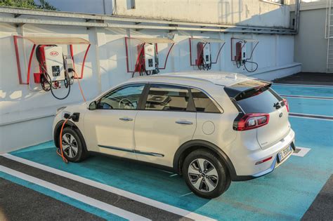 Kia Niro in fase di ricarica