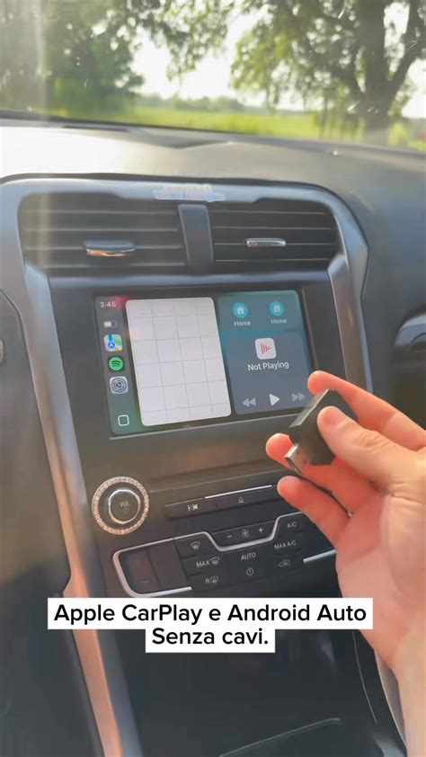 Dashboard di un'auto con schermo multimediale compatibile con Apple CarPlay e Android Auto