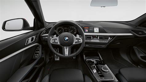 Interni BMW Serie 3 M Sport 2010 con volante M