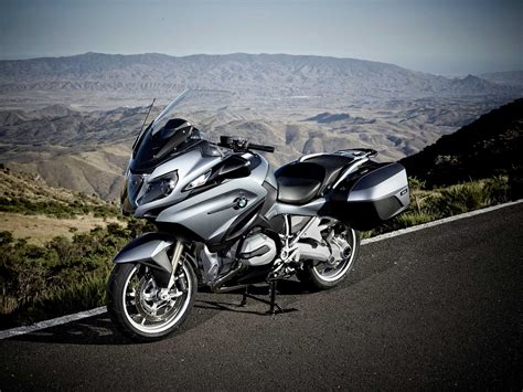 BMW R 1200 RT in un contesto urbano