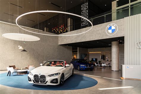 Showroom BMW moderno con auto esposte
