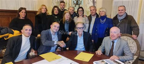 Documento legale con sigillo che rappresenta una convenzione urbanistica