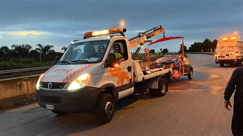 Veicolo di soccorso stradale in azione