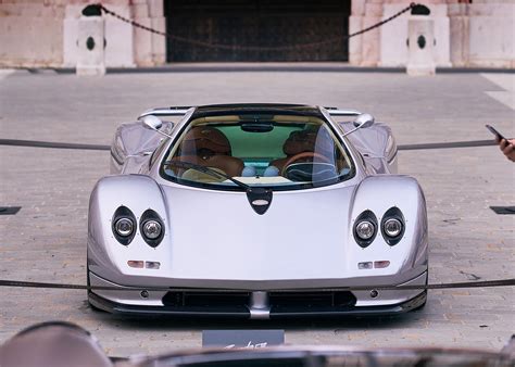 Pagani Zonda C12 esposta in un salone automobilistico