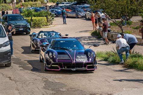 Raduno di auto Pagani in un paesaggio panoramico