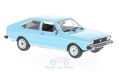 Una vetrina ricca di modellini Volkswagen Passat di diverse generazioni e colori