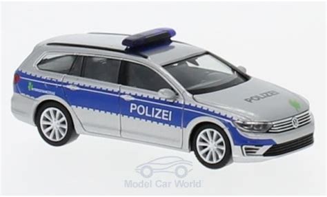 Dettaglio ravvicinato del frontale di un modellino Volkswagen Passat CC in scala 1:18