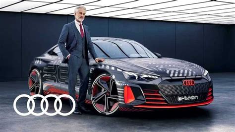 Babbo Natale moderno con l'Audi e-tron GT