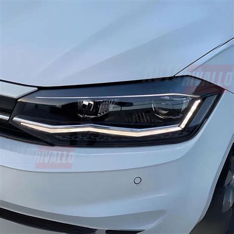 Dettaglio fari anteriori LED di una Volkswagen Polo recente