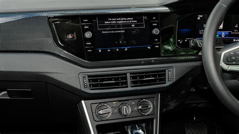 Interni moderni di una Volkswagen Polo con touchscreen centrale