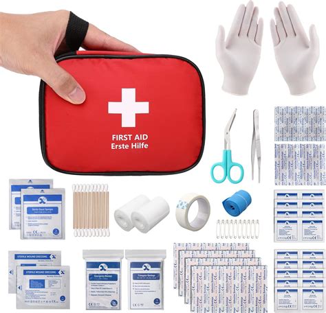Un kit di pronto soccorso, un estintore portatile e un martelletto frangivetro all'interno di un'auto