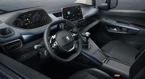 Interni Peugeot Rifter con sedili abbattuti