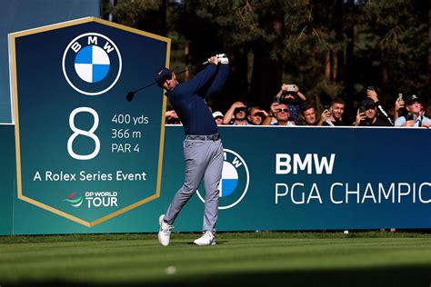 Trofeo del BMW PGA Championship con il campo da golf di Wentworth sullo sfondo