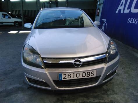 Veduta frontale e profilo della Opel Astra H berlina 5 porte, evidenziante la linea di cintura alta e i tagli netti della carrozzeria