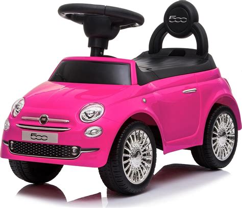 Bambina felice alla guida di una macchinina elettrica rosa