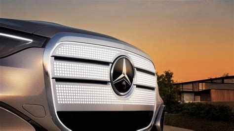 Dettaglio del design frontale di una macchinina elettrica Mercedes rosa