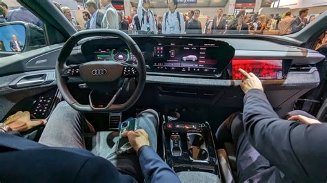 Interni Audi e-tron con doppio schermo