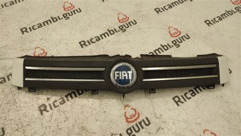 Dettaglio della calandra anteriore del FIAT Fullback