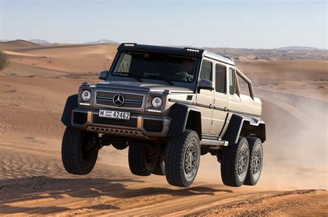 Mercedes G 63 AMG 6x6 in azione su terreno accidentato