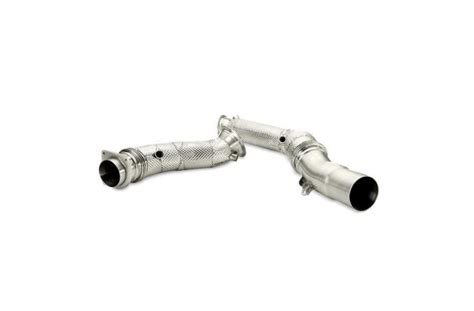 Dettaglio di un downpipe sportivo in acciaio inox