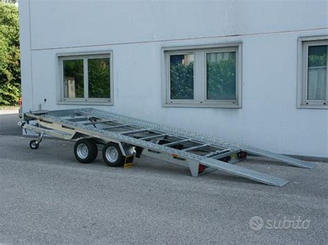 Un classico carrello per il trasporto auto pronto per il carico