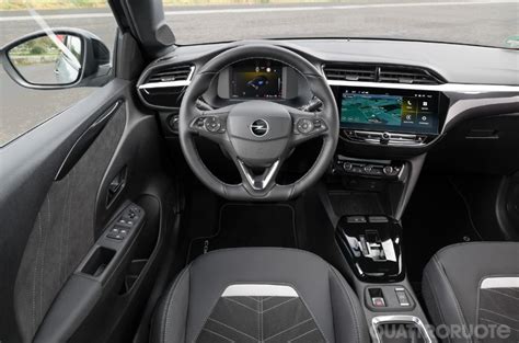 Interni Opel Corsa E con schermo infotainment