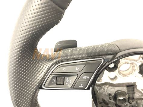 Interni Audi A8 con volante multifunzione e plancia