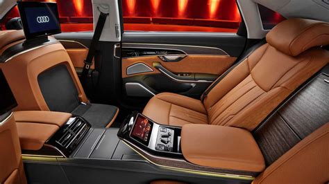Interni Audi A8 L con tavolini posteriori