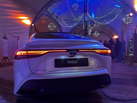 Toyota Mirai con logo Toyota