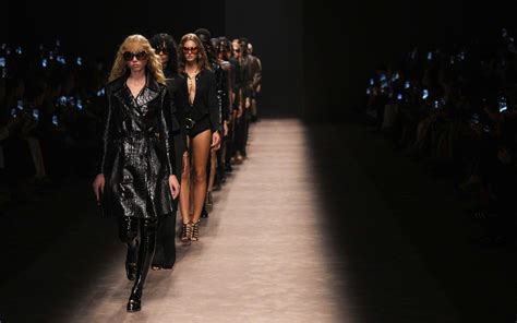 Tom Ford alla sfilata del suo brand