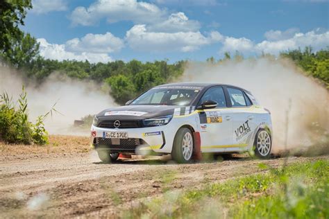 Opel Corsa Rally Electric in azione su una strada sterrata