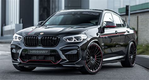BMW X4 M in azione su strada