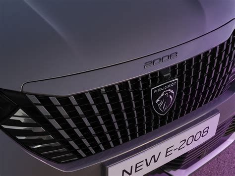 Peugeot 2008 frontale con sensore radar
