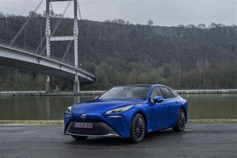Toyota Mirai in un ambiente urbano