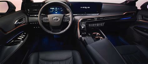 Interni della Toyota Mirai con display tecnologico