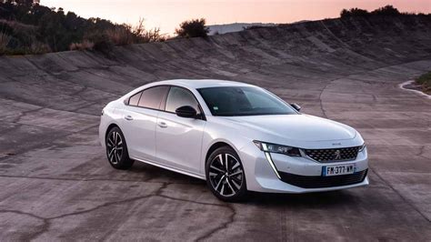 Immagine di una Peugeot 508 berlina, elegante e moderna.
