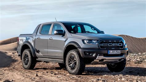 Ford Ranger Raptor in un paesaggio fuoristrada