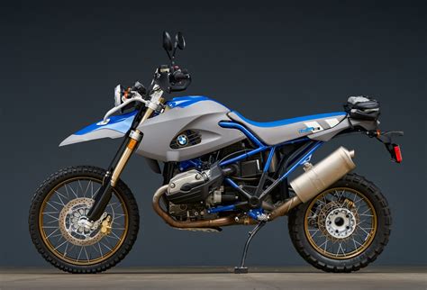 BMW HP2 Enduro in azione su un terreno sterrato